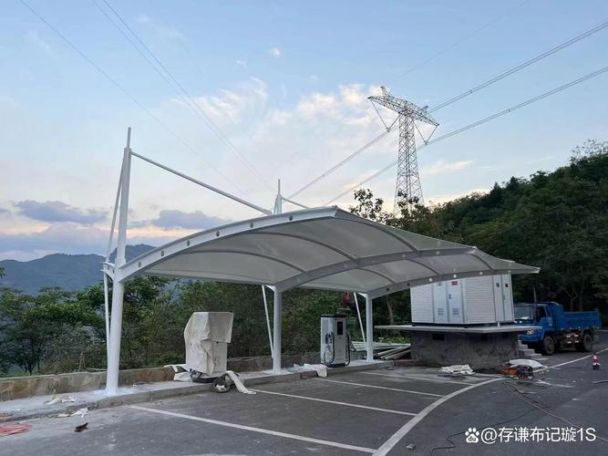 咨询电话湖州安吉光伏发电充电一体停车棚,整合太阳能光伏技术与停车